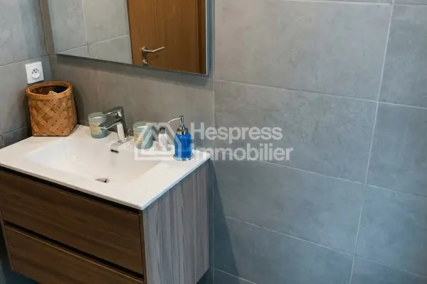 Lovely studio apartment on a high floor with a large terrace