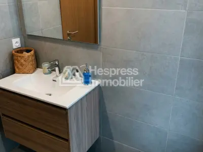 Joli studio en etage élevé avec grande terrasse