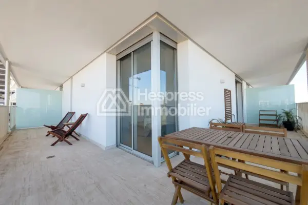 Lovely studio apartment on a high floor with a large terrace