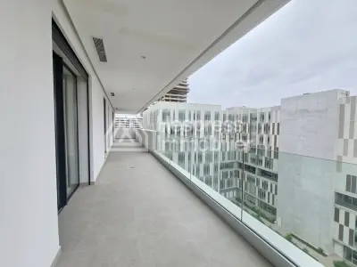 شقة جديدة واسعة مع شرفة كبيرة