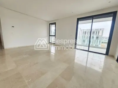 شقة جديدة واسعة مع شرفة كبيرة