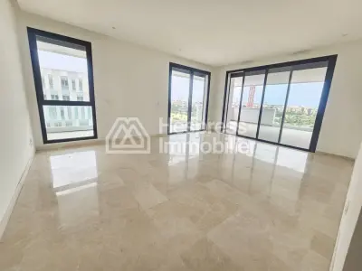 شقة جديدة واسعة مع شرفة كبيرة