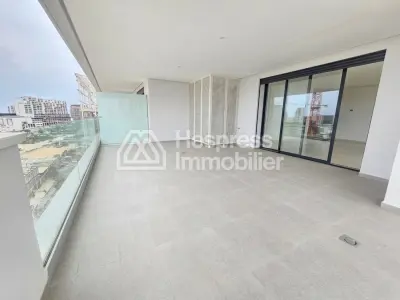 شقة جديدة واسعة مع شرفة كبيرة