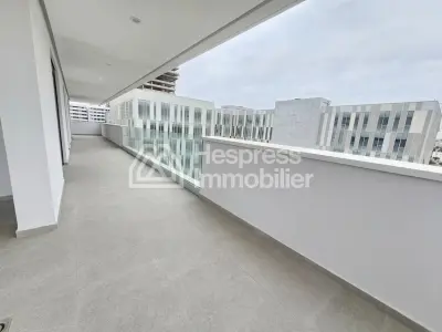 شقة جديدة واسعة مع شرفة كبيرة