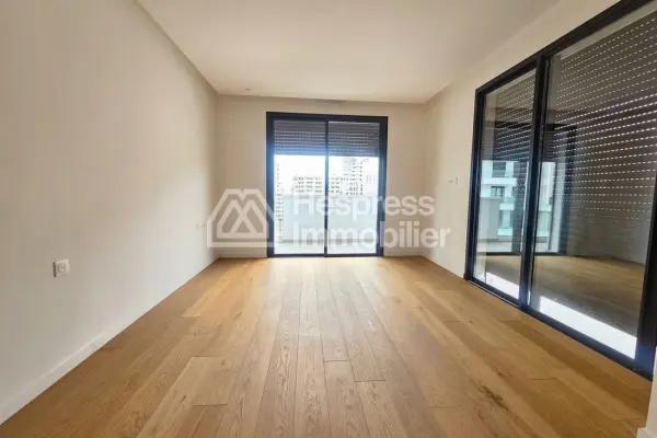 Spacious new apartment with large terrace