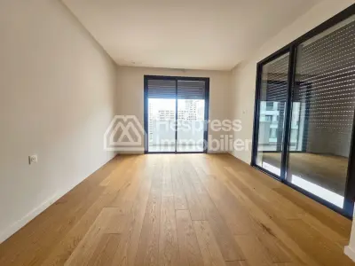 شقة جديدة واسعة مع شرفة كبيرة
