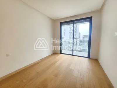 شقة جديدة واسعة مع شرفة كبيرة