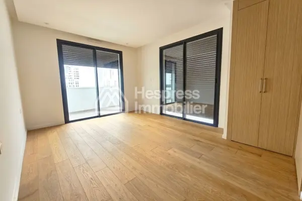 Spacious new apartment with large terrace