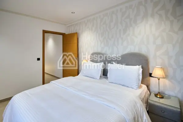 Furnished studio apartment, 75m², with terrace, city center