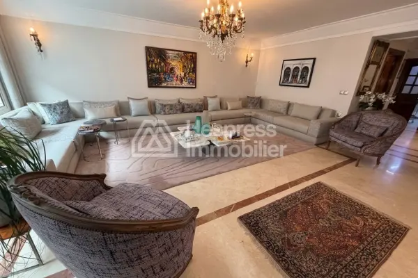شقة للبيع في راسين . مساحة معيشة ٢٣١ متر مربع. مزودة بمصعد وشرفة.