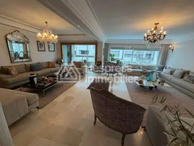شقة للبيع في راسين . مساحة معيشة ٢٣١ متر مربع. مزودة بمصعد وشرفة.