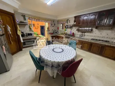 شقة للبيع في راسين . مساحة معيشة ٢٣١ متر مربع. مزودة بمصعد وشرفة.