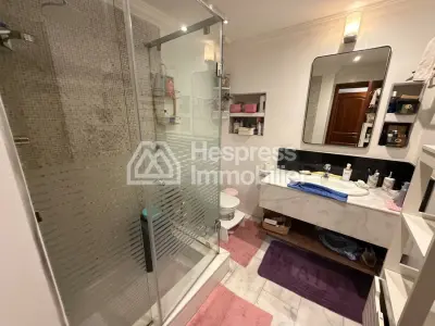 شقة للبيع في راسين . مساحة معيشة ٢٣١ متر مربع. مزودة بمصعد وشرفة.