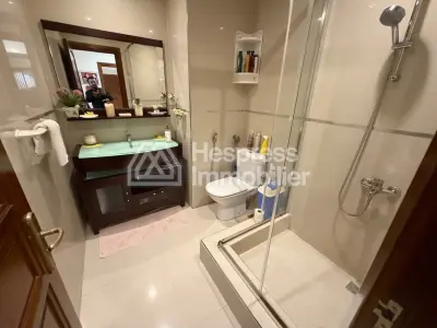 شقة للبيع في راسين . مساحة معيشة ٢٣١ متر مربع. مزودة بمصعد وشرفة.
