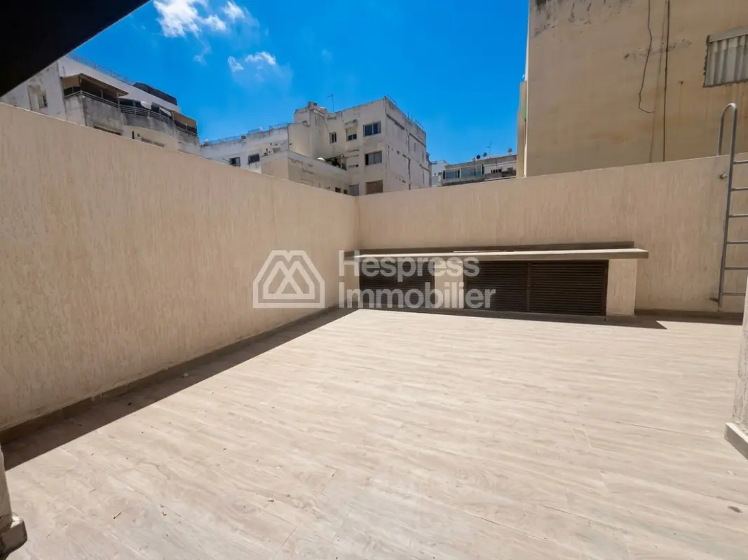 For sale: a beautiful apartment with a terrace at Bourgogne Ouest . Two large rooms. Terrace and elevator.