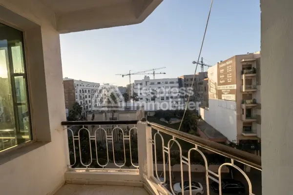 شقة جميلة للبيع في حي المستشفيات . ثلاث غرف نوم. خدمة الاستقبال، مدفأة
