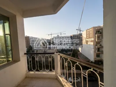 شقة جميلة للبيع في حي المستشفيات . ثلاث غرف نوم. خدمة الاستقبال، مدفأة