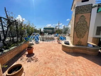 شقة جميلة للبيع في راسين . خمس غرف نوم مريحة. نوافذ زجاجية مزدوجة وتدفئة مركزية