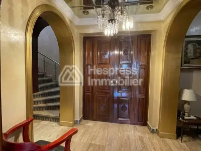 شقة جميلة للبيع في راسين . خمس غرف نوم مريحة. نوافذ زجاجية مزدوجة وتدفئة مركزية