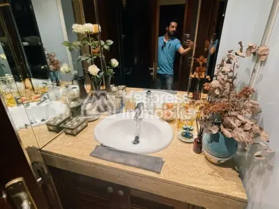 شقة جميلة للبيع في راسين . خمس غرف نوم مريحة. نوافذ زجاجية مزدوجة وتدفئة مركزية