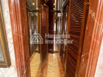 شقة جميلة للبيع في راسين . خمس غرف نوم مريحة. نوافذ زجاجية مزدوجة وتدفئة مركزية