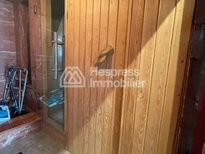 شقة جميلة للبيع في راسين . خمس غرف نوم مريحة. نوافذ زجاجية مزدوجة وتدفئة مركزية