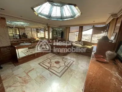 شقة جميلة للبيع في راسين . خمس غرف نوم مريحة. نوافذ زجاجية مزدوجة وتدفئة مركزية