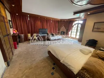 شقة جميلة للبيع في راسين . خمس غرف نوم مريحة. نوافذ زجاجية مزدوجة وتدفئة مركزية