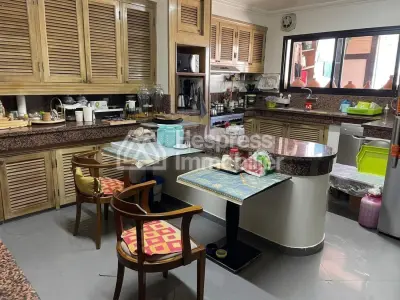 شقة جميلة للبيع في راسين . خمس غرف نوم مريحة. نوافذ زجاجية مزدوجة وتدفئة مركزية