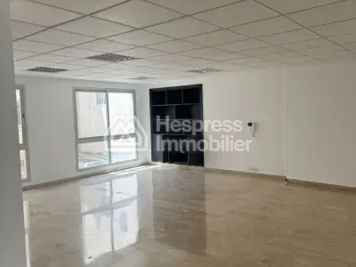 مكاتب للبيع في راسين . مساحة 118 مترًا مربعًا. سكن آمن