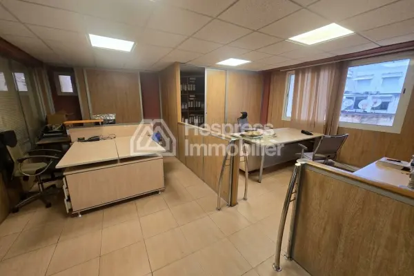 Bureaux en vente à Mers Sultan. Surface de 120 m². Ascenseur et terrasse