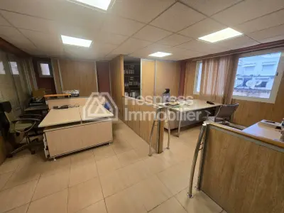 Bureaux en vente à Mers Sultan. Surface de 120 m². Ascenseur et terrasse