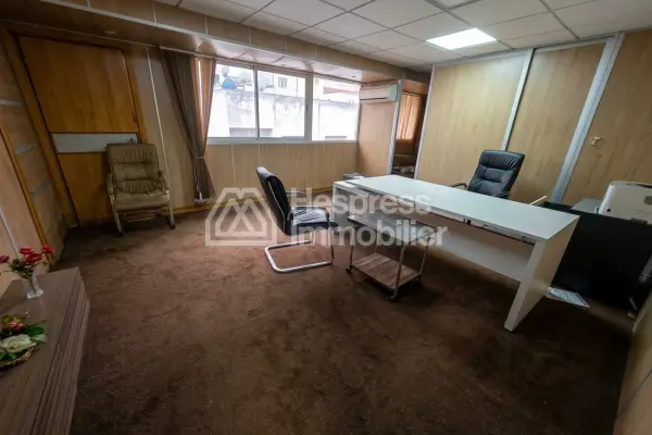 Bureaux en vente à Mers Sultan. Surface de 120 m². Ascenseur et terrasse