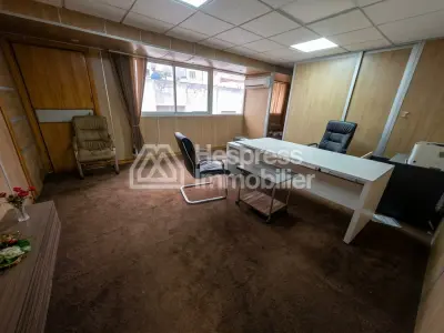 Bureaux en vente à Mers Sultan. Surface de 120 m². Ascenseur et terrasse