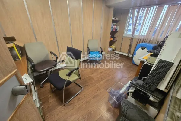 Bureaux en vente à Mers Sultan. Surface de 120 m². Ascenseur et terrasse