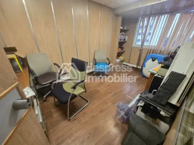 Bureaux en vente à Mers Sultan. Surface de 120 m². Ascenseur et terrasse