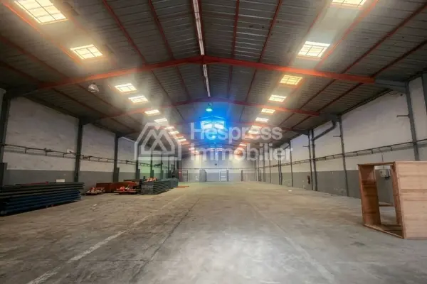 Louez ce hangar pour dépôt ou production à Aïn Sebaâ. Surface de 1367 m²