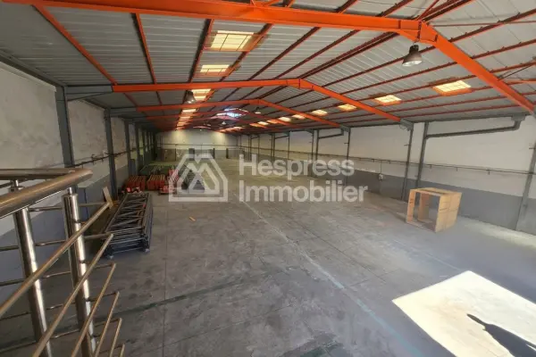 Louez ce hangar pour dépôt ou production à Aïn Sebaâ. Surface de 1367 m²