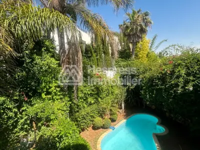 فيلا فاخرة للبيع في عين الذئاب . ثلاث غرف نوم مريحة. نظام استقبال فضائي ونظام أمان سكني.