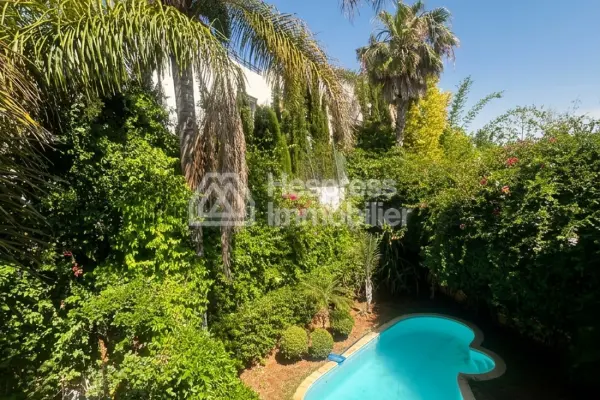 فيلا فاخرة للبيع في عين الذئاب . ثلاث غرف نوم مريحة. نظام استقبال فضائي ونظام أمان سكني.
