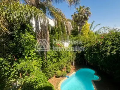 فيلا فاخرة للبيع في عين الذئاب . ثلاث غرف نوم مريحة. نظام استقبال فضائي ونظام أمان سكني.