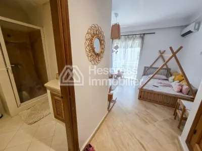 فيلا فاخرة للبيع في عين الذئاب . ثلاث غرف نوم مريحة. نظام استقبال فضائي ونظام أمان سكني.