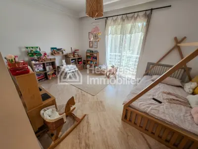فيلا فاخرة للبيع في عين الذئاب . ثلاث غرف نوم مريحة. نظام استقبال فضائي ونظام أمان سكني.