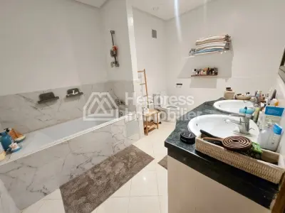 فيلا فاخرة للبيع في عين الذئاب . ثلاث غرف نوم مريحة. نظام استقبال فضائي ونظام أمان سكني.