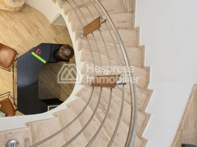 فيلا فاخرة للبيع في عين الذئاب . ثلاث غرف نوم مريحة. نظام استقبال فضائي ونظام أمان سكني.