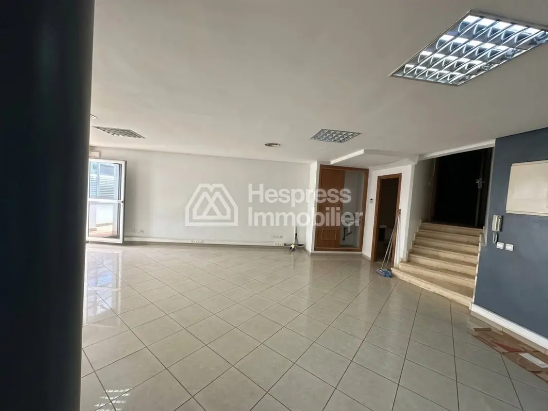 Location de bureaux à Oasis. Surface totale 96 m². Avec ascenseur et terrasse