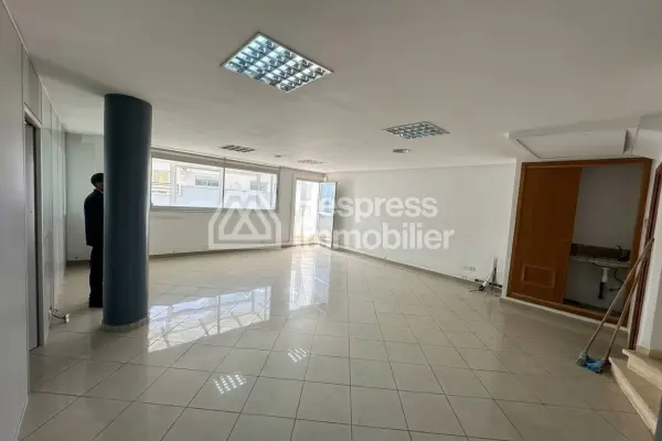 Location de bureaux à Oasis. Surface totale 96 m². Avec ascenseur et terrasse