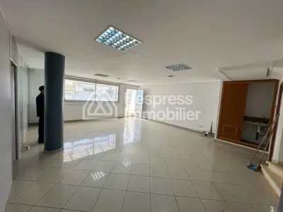 Location de bureaux à Oasis. Surface totale 96 m². Avec ascenseur et terrasse