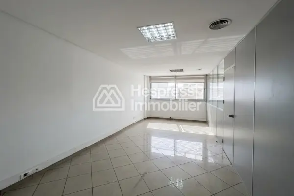 Location de bureaux à Oasis. Surface totale 96 m². Avec ascenseur et terrasse