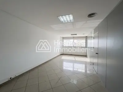 Location de bureaux à Oasis. Surface totale 96 m². Avec ascenseur et terrasse